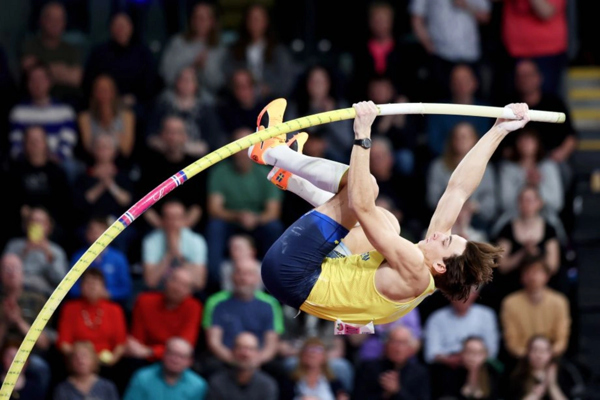 Шведский легкоатлет побил олимпийский рекорд и повторил 