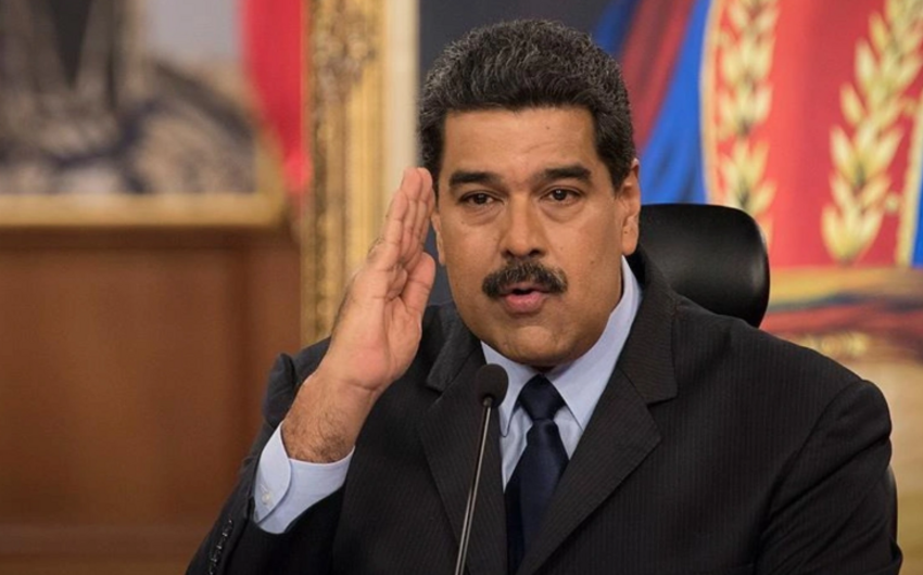 Maduro canlı yayımda telefonundan vatsapı silib