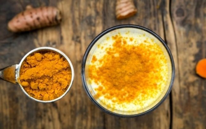 İsti suya sarıkök əlavə edib için