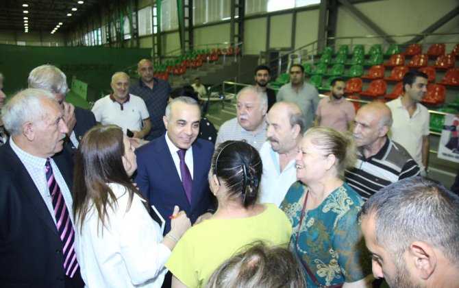 Azay Quliyevin izdihamlı görüşü – Seçici: “O, yalnız vəd vermir, sözünə əməl edir”