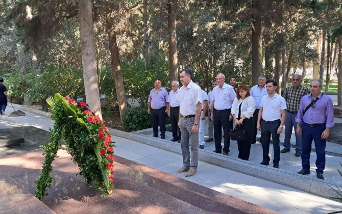 ƏHD Partiyasının rəhbərliyi Əbülfəz Elçibəyin məzarını ziyarət etdi - FOTOLAR