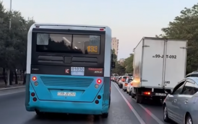 Bakıda avtobus sürücüsü əks yola çıxaraq qaydanı belə pozdu - VİDEO