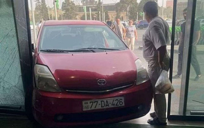 Qəza törədib qaçan “Prius” marketə girdi - FOTO