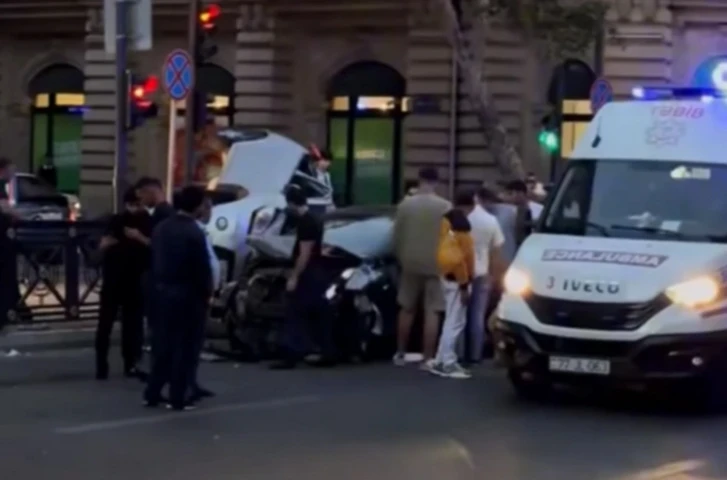 В центре Баку перевернулся автомобиль-ВИДЕО