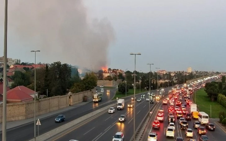 Любопытство водителей спровоцировало дорожный затор в столице