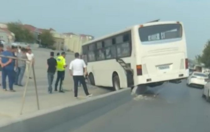 Avtobus bardyorun üstünə çıxdı, ölənlərin olduğu deyilir-Bakıda DƏHŞƏTLİ QƏZA-ÖZƏL+VİDEO