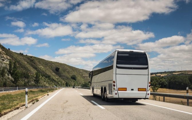 Türkiyədə turistləri daşıyan avtobus qəzaya uğrayıb, yaralılar var