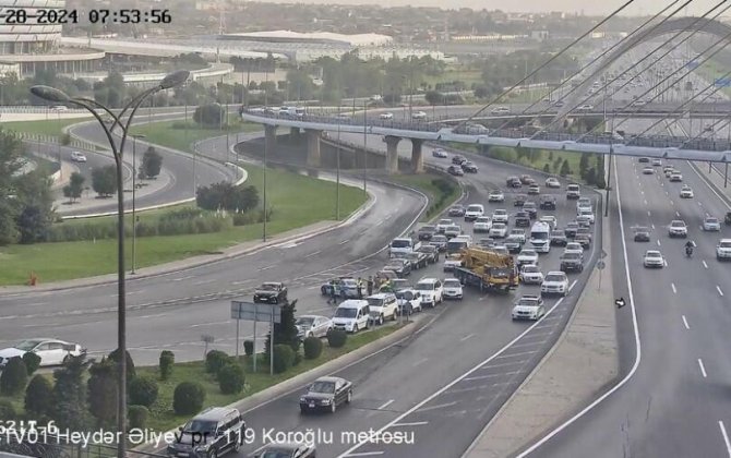 Bakıda bitum daşıyan yük maşını aşdı, yol bağlandı - FOTO