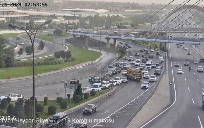 В Баку на одной из развязок ограничено движение из-за пролившегося на дорогу битума