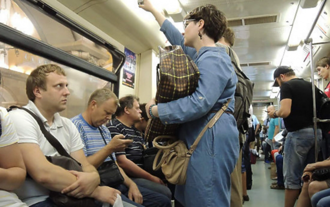 Metroda qadına yer verməyən sərnişin bıçaqlandı