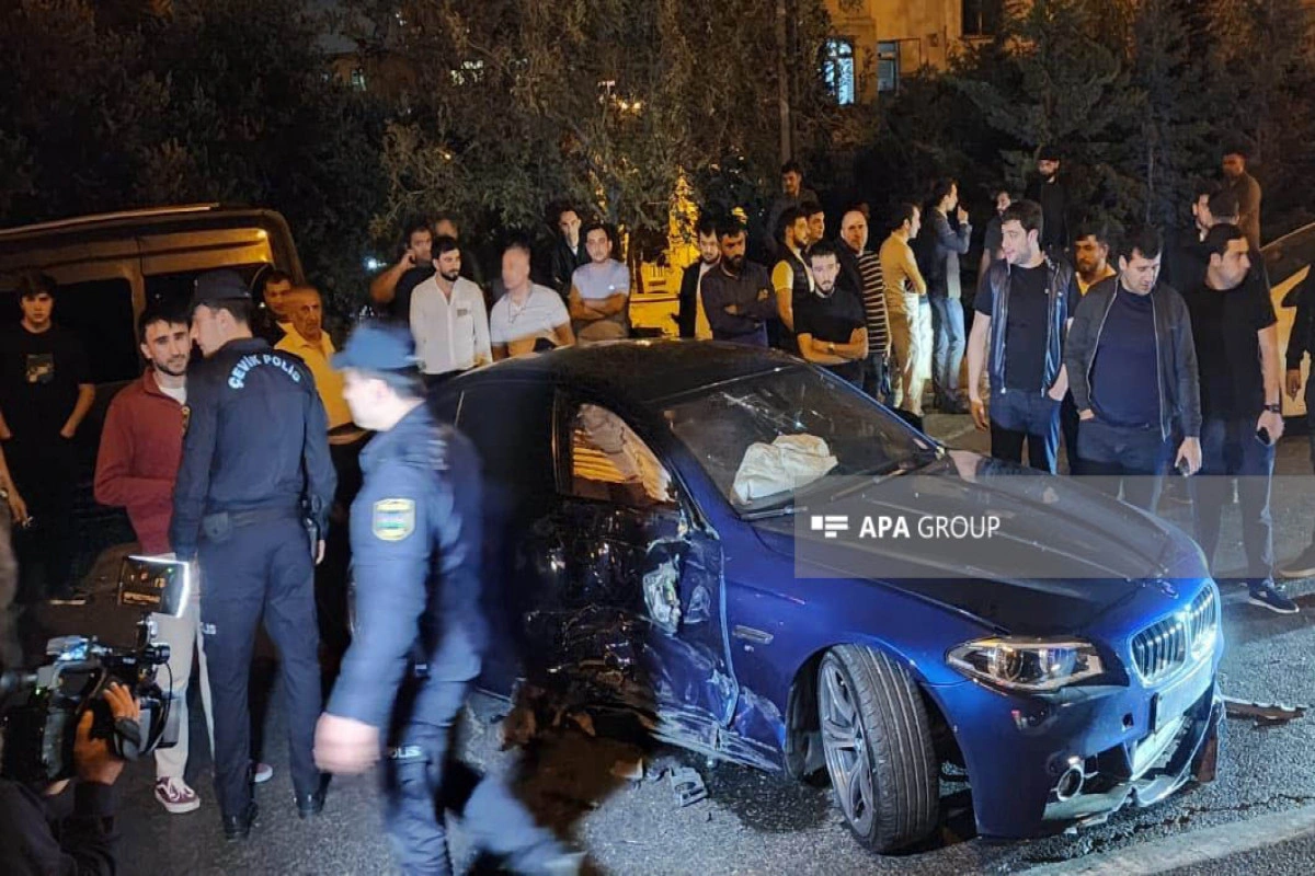 В Баку автомобиль врезался в светофор-ФОТО