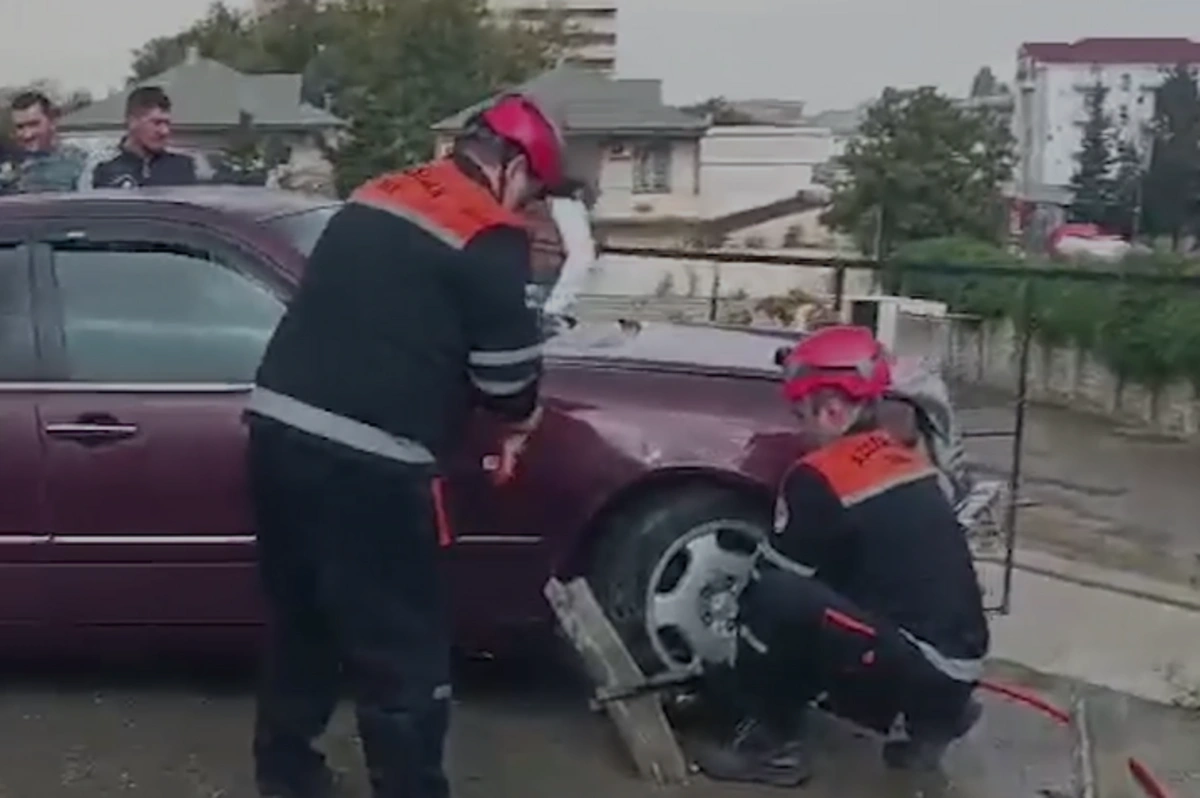 В Баку автомобиль врезался в ограждение: есть пострадавший