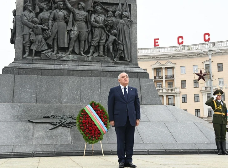 Премьер-министр Али Асадов посетил Монумент Победы в Минске-ФОТО