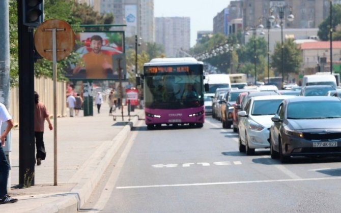 Bu küçədə avtobus zolağında vaxt məhdudiyyəti tətbiq edildi