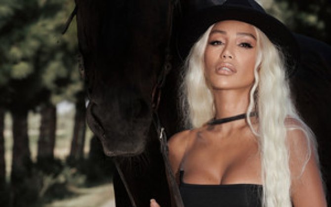 Röya o qədər şəffaf geyindi ki, bütün bədəni göründü - VİDEO