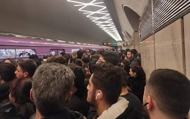 Metroda yenə problem yarandı