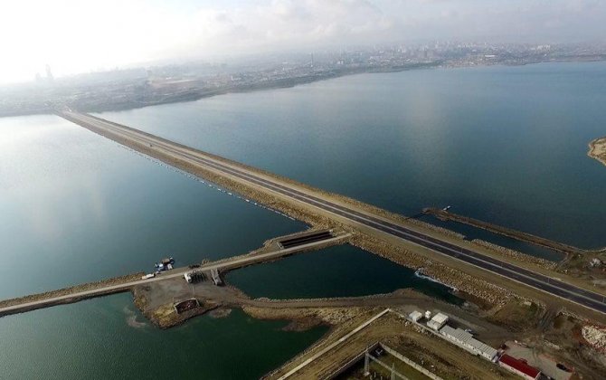 Bakıda su üzərindən yol çəkilir - Video