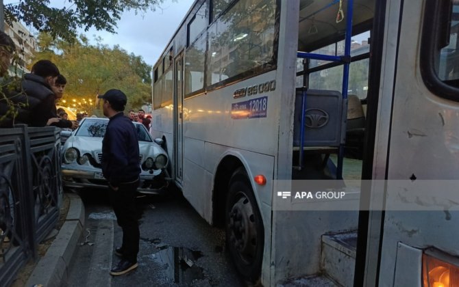 Столкновение автобуса с автомобилем в Баку