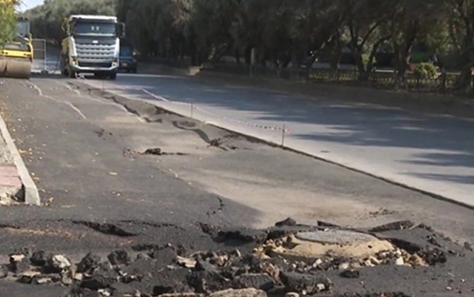 Bakıda yeni asfaltlanan yol çökdü (VİDEO)