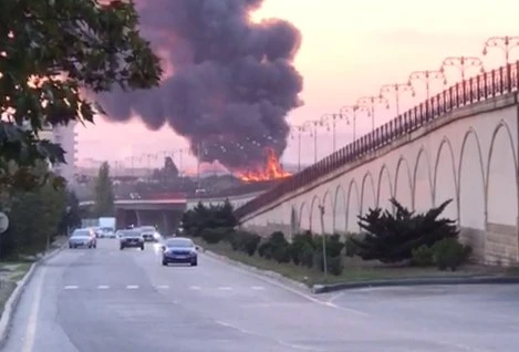 Пожарные бригады борются с огнем на проспекте Бабека-ВИДЕО