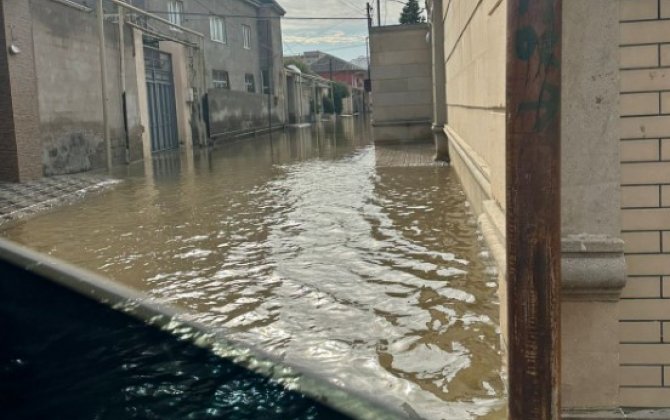 Жители Бакиханова четвертые сутки живут по колено в воде