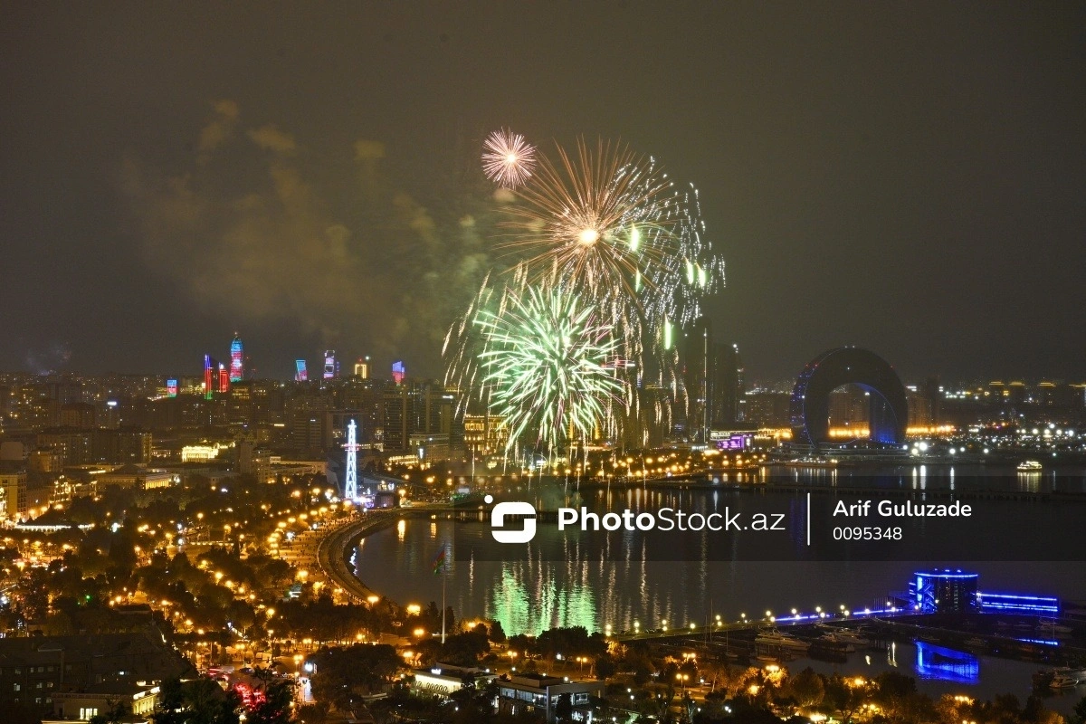 Торжественный концерт ко Дню Победы в Баку завершился фейерверком-ФОТО