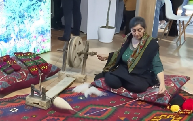 COP29-da əcnəbi qonaqlara xalça toxumaq öyrədilir