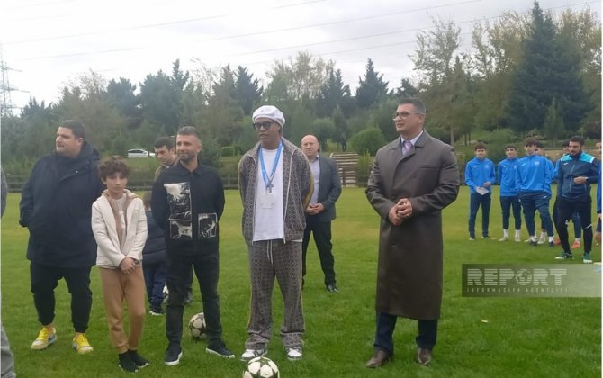 Ronaldinyo Bakıda yeniyetmə futbolçularla görüşdü