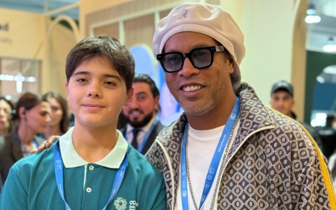 Prezidentin nəvəsi Ronaldinyo ilə bir arada
