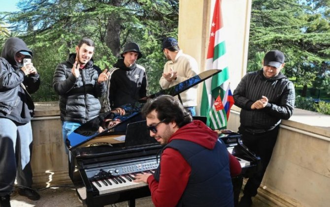 Etirazçılar separatçı qurum başçısının zəbt edilmiş iqamətgahında konsert verdi...-FOTO