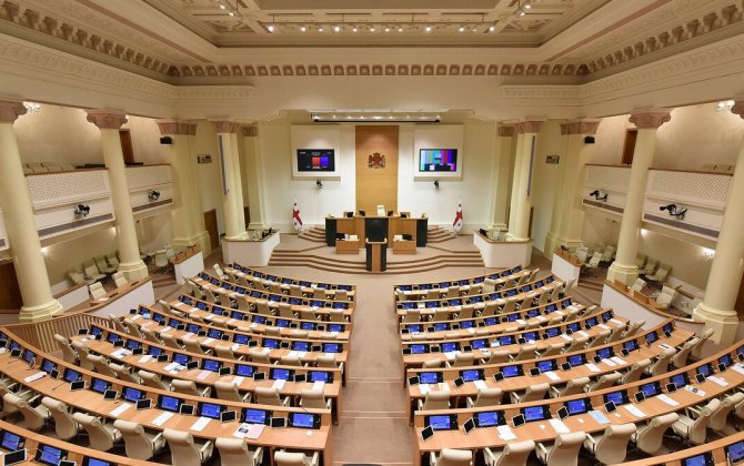 37 əməkdaş ombudsmanı yeni parlamentin ilk iclasında iştirakına görə tənqid etdi...