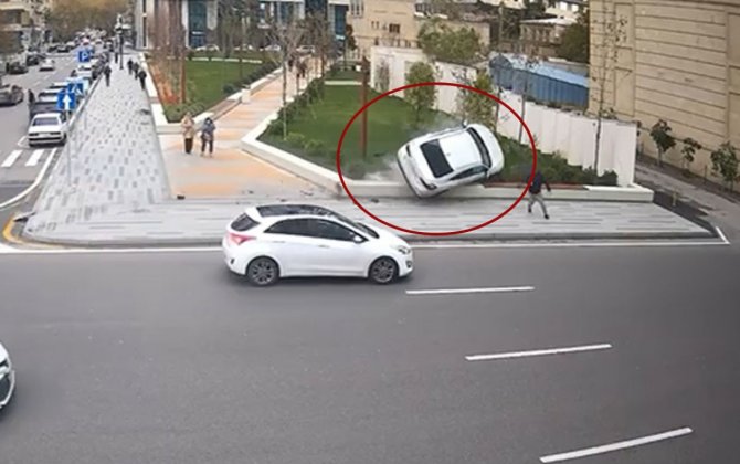 Bakıda avtomobil aşdı