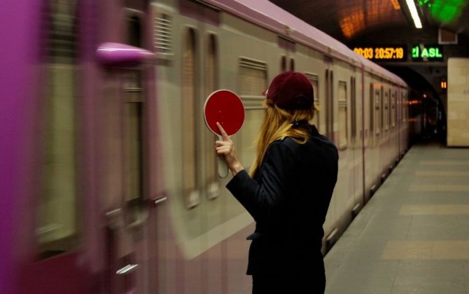 Metroda qatarların hərəkəti ləngidi
