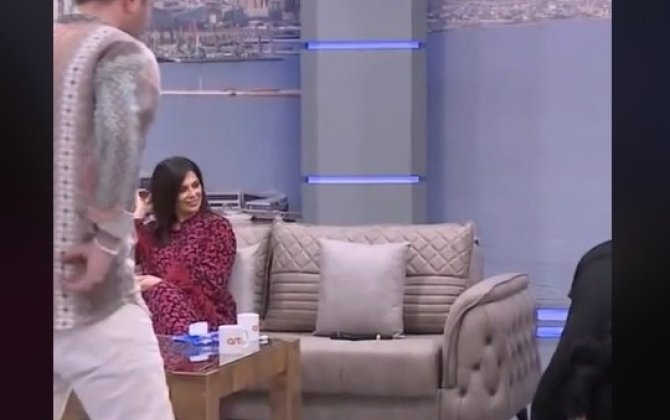 Aparıcı efirə çağırdığı müğənnidən elə bir şey istədi ki, ayaqqabısını çıxarıb divanda...