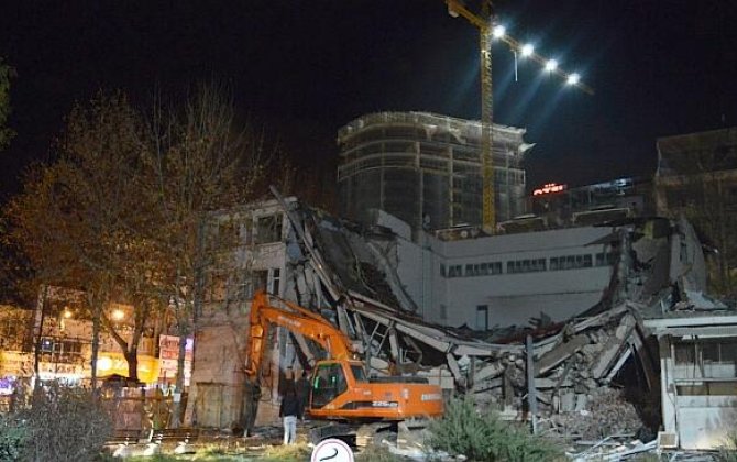 Pulu götürmədi, obyekti gecə ilə sökdülər