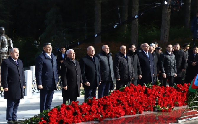 “AzərEnerji” və “Azərişıq” kollektivləri Ulu Öndərin məzarını ZİYARƏT ETDİ