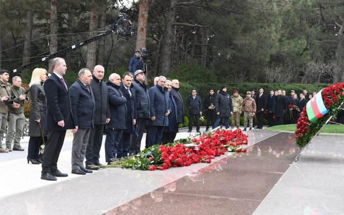 Dövlət Komitəsinin kollektivi ümummilli lider Heydər Əliyevin məzarını ziyarət edib
