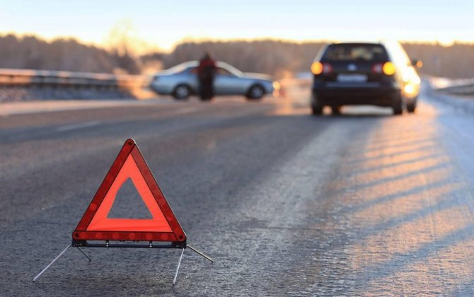 В Пираллахы автомобиль врезался в рекламный щит, водитель погиб