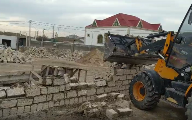 Daha bir qanunsuz tikili söküldü - VİDEO