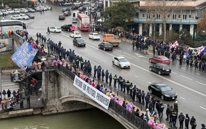 Gürcüstan xalqı rusiyapərəst rejimə qarşı “Birlik zənciri” yaratdı...- Soydaşlarımız da qoşuldu...-FOTOLAR