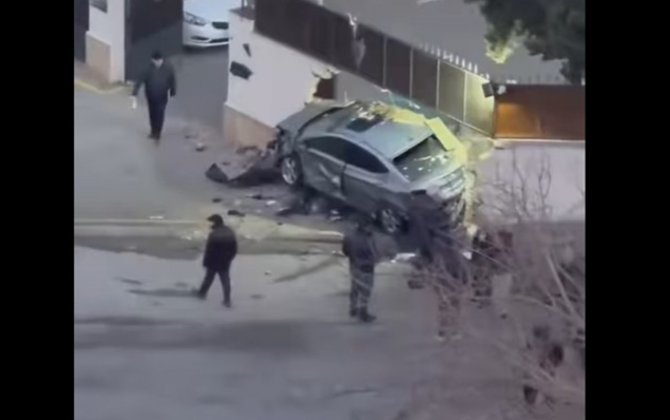 Bakıda maşın polis bölməsinin hasarına çırpıldı - VİDEO