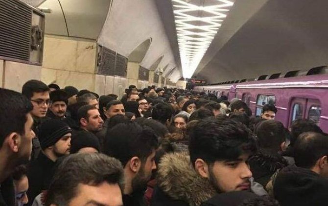 Metroda qatarların hərəkəti ləngiyir