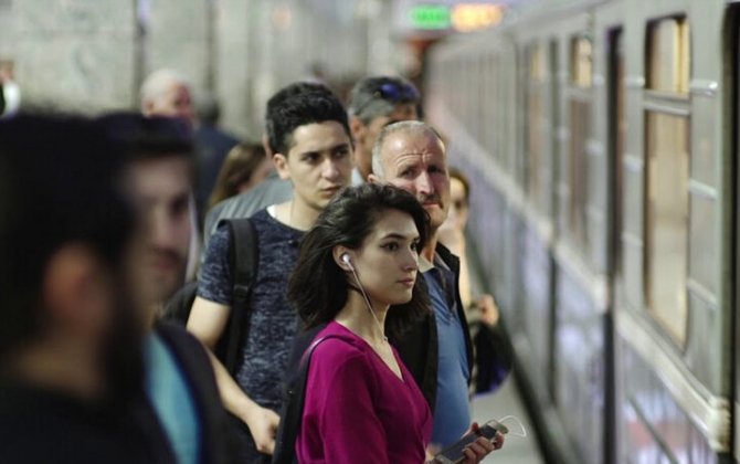 Metroda sərnişin relslərin üstünə yıxıldı