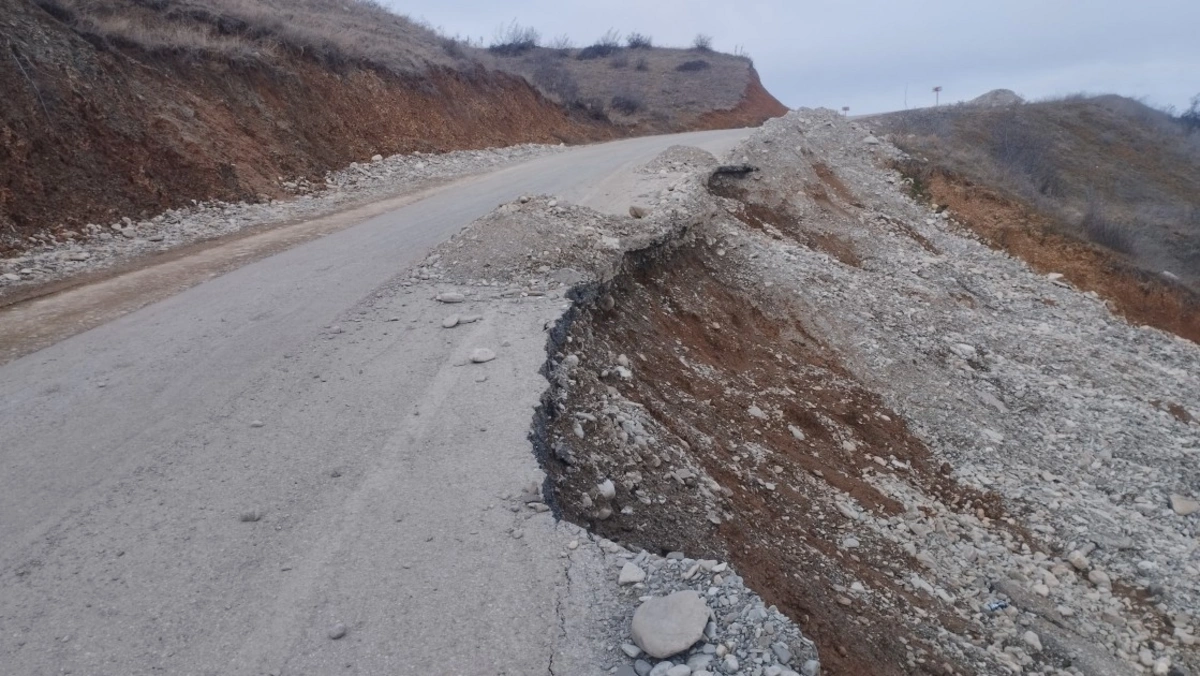 Оползень в Шамахинском районе: повреждена автодорога-ФОТО