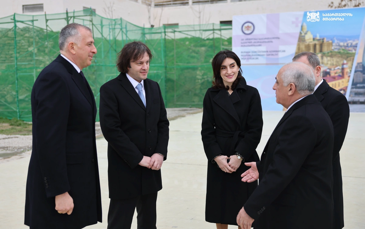 Azərbaycan və Gürcüstanın baş nazirləri Bakıda inşa ediləcək yeni səfirlik binasının ərazisində - FOTO