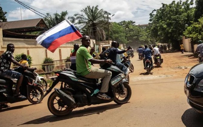 Burkina-Faso sakinləri bu hadisəni Rusiya bayraqları altında bayram etdi...-