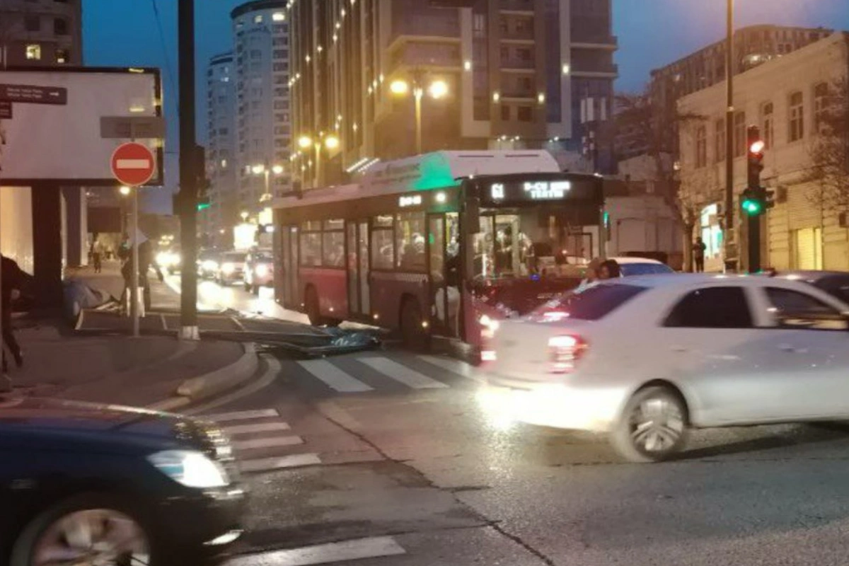 Bakının mərkəzində məlumatlandırıcı lövhə avtobus yoluna aşdı