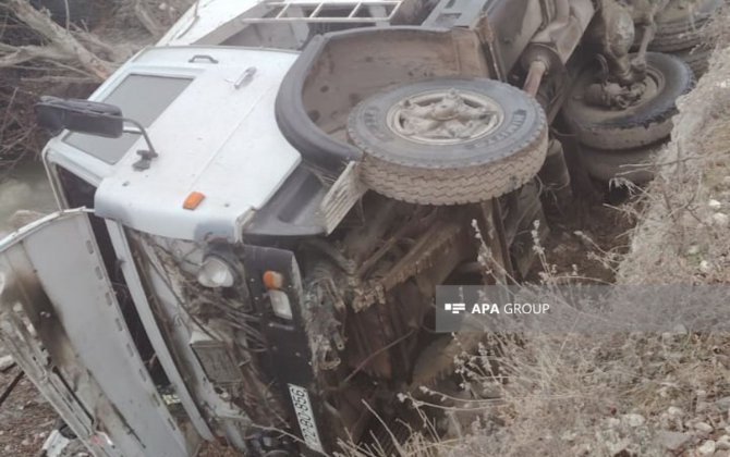 Goranboyda yük maşını körpüdən çaya aşıb, sürücü ölüb