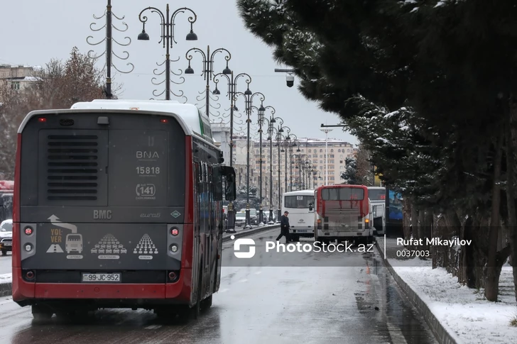 В Баку и на Абшероне ограничат работу автобусов из-за непогоды