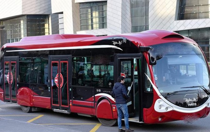 “BakuBus”un avtobusu qəzaya düşdü